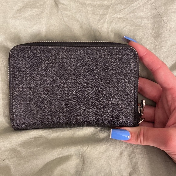 Michael Kors Wallet Great Used Condition - Picture 2 of 5